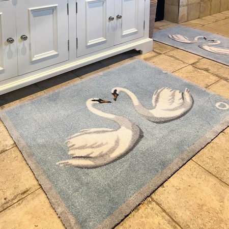 Hug Rug Swan 1 65x85 - image 2